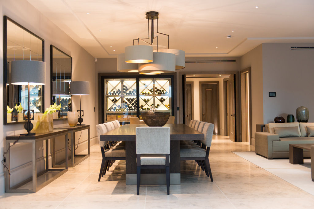 ​Dining Room and wine closet at Bedford Gardens House. Nash Baker Architects Ltd قبو النبيذ