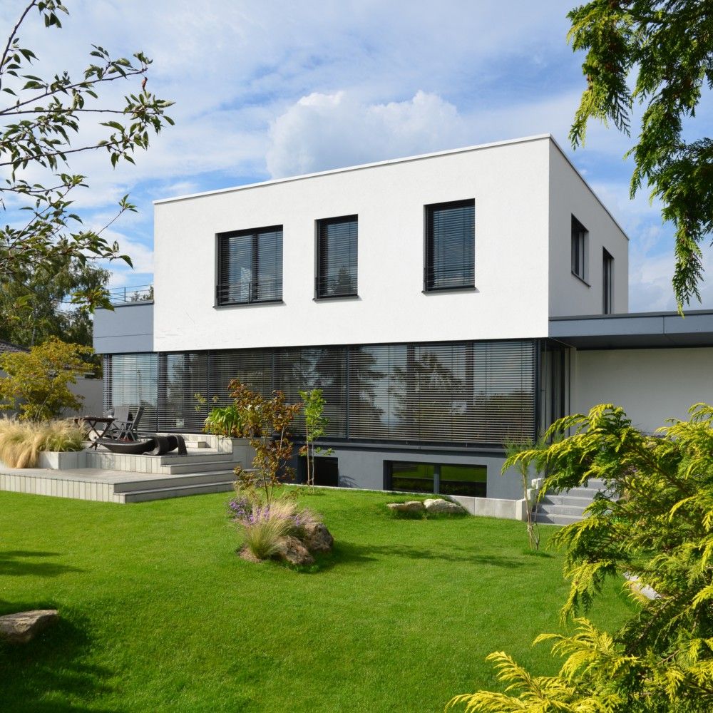 Modernes Plusenergiehaus im Bauhausstil, BUCHER | HÜTTINGER - ARCHITEKTUR INNEN ARCHITEKTUR BUCHER | HÜTTINGER - ARCHITEKTUR INNEN ARCHITEKTUR Casas modernas: Ideas, diseños y decoración Madera Acabado en madera