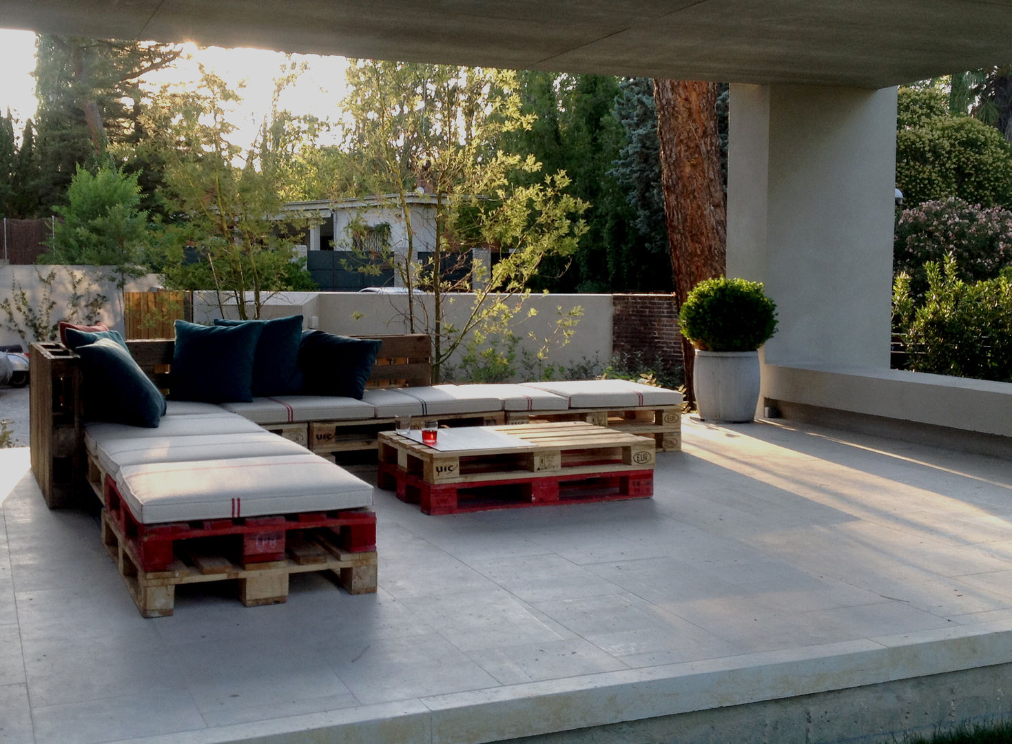 Área de descanso en vivienda unifamiliar, Atelier de Desseins Atelier de Desseins Modern balcony, veranda & terrace Wood Wood effect