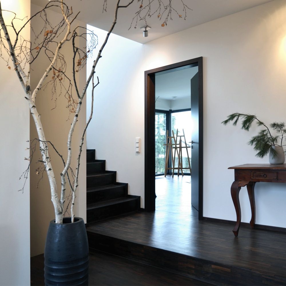 Modernes Plusenergiehaus im Bauhausstil, BUCHER | HÜTTINGER - ARCHITEKTUR INNEN ARCHITEKTUR BUCHER | HÜTTINGER - ARCHITEKTUR INNEN ARCHITEKTUR Modern corridor, hallway & stairs Wood Wood effect