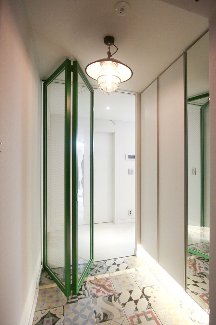 4인가족이 사는 화이트톤의 깔끔한 집_32py, 홍예디자인 홍예디자인 Modern Corridor, Hallway and Staircase