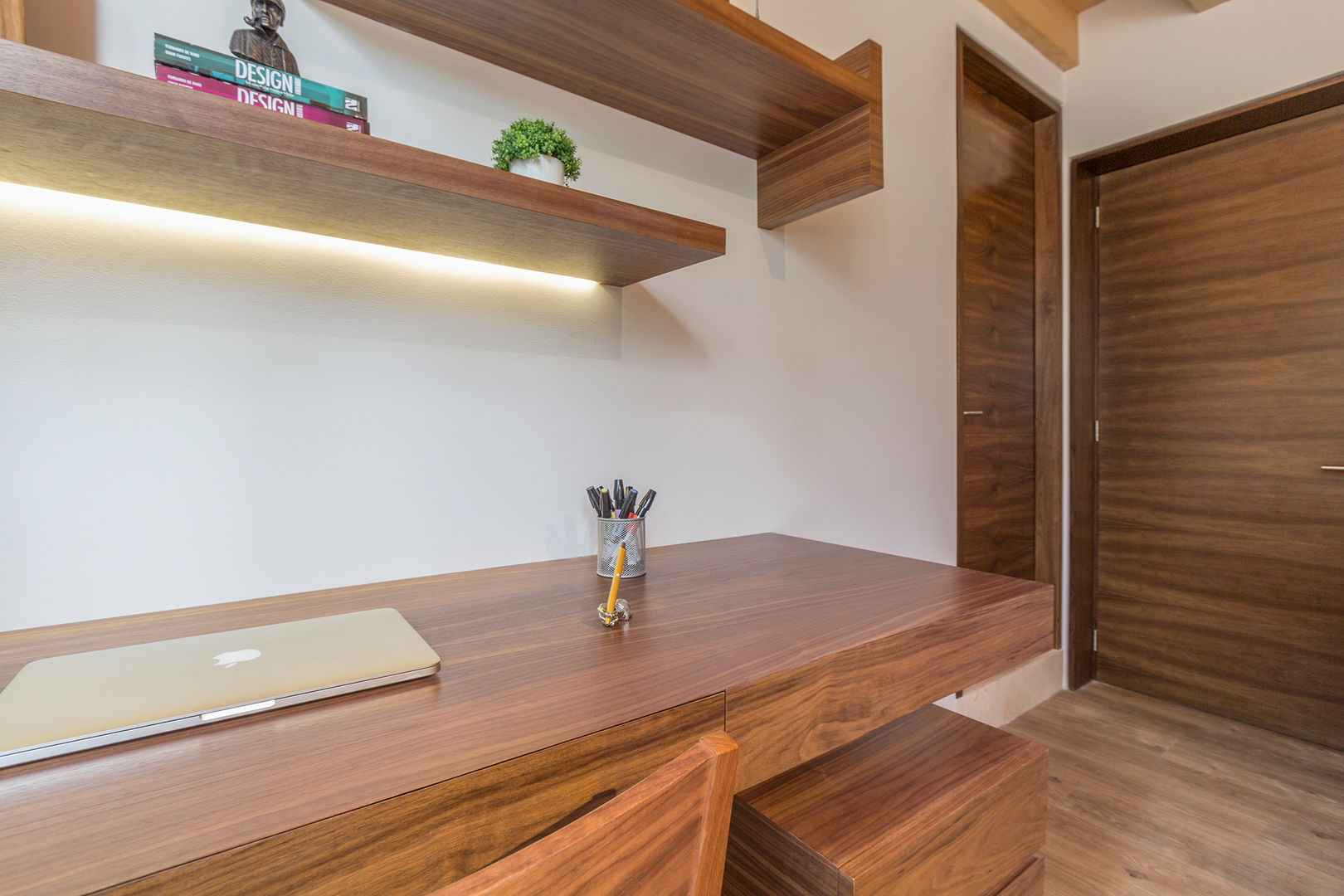 Proyecto Casa Minas, Inédito Inédito Habitaciones modernas Madera Acabado en madera Iluminación