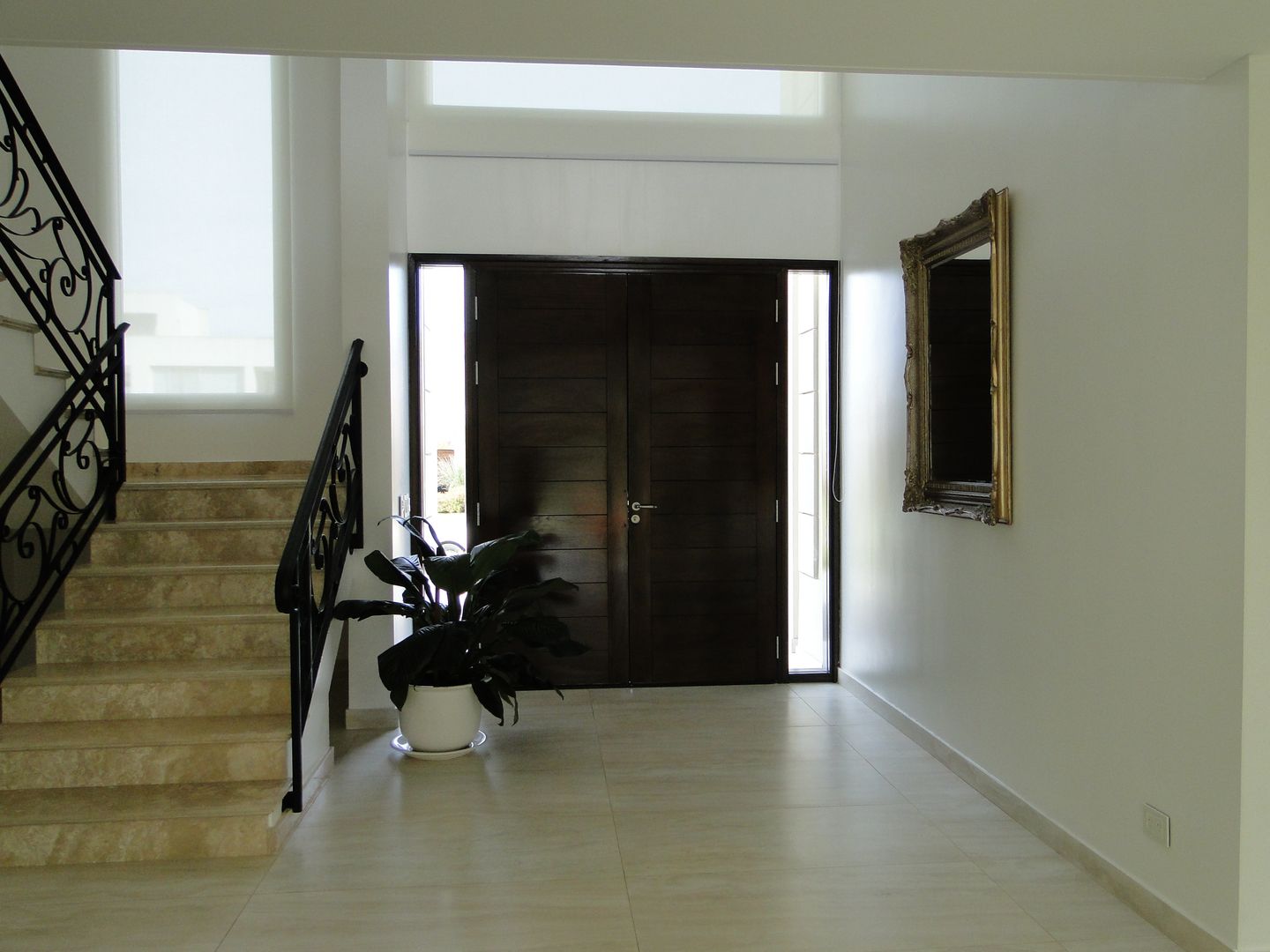 Casa en Castores - Nordelta, Arquitectos Building M&CC - (Marcelo Rueda, Claudio Castiglia y Claudia Rueda) Arquitectos Building M&CC - (Marcelo Rueda, Claudio Castiglia y Claudia Rueda) Classic style corridor, hallway and stairs