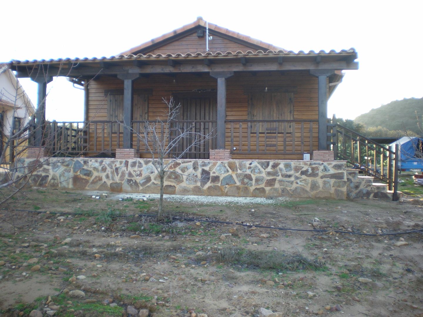 homify Casas rústicas Madeira maciça Multi colorido