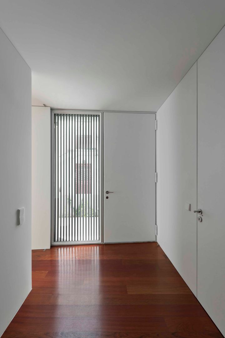 Casa em Matosinhos II, Jorge Domingues Arquitectos Jorge Domingues Arquitectos Modern windows & doors