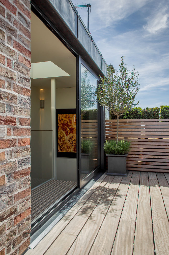 ​The roof terrace at the Chelsea House. Nash Baker Architects Ltd ระเบียง, นอกชาน