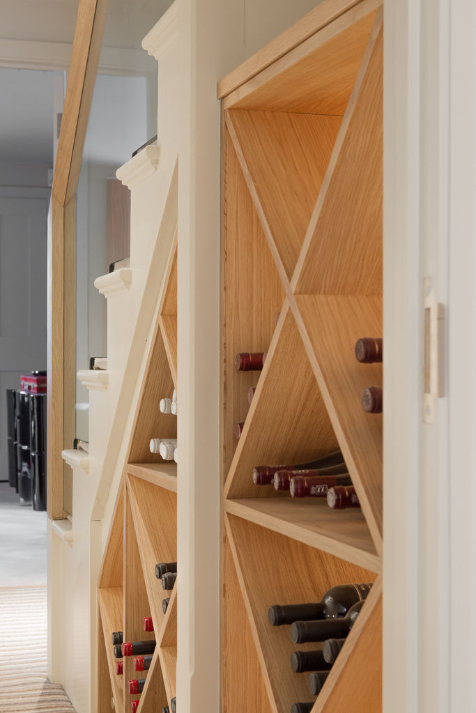 ​Wine rack at the Chelsea House Nash Baker Architects Ltd Adegas clássicas Madeira Acabamento em madeira