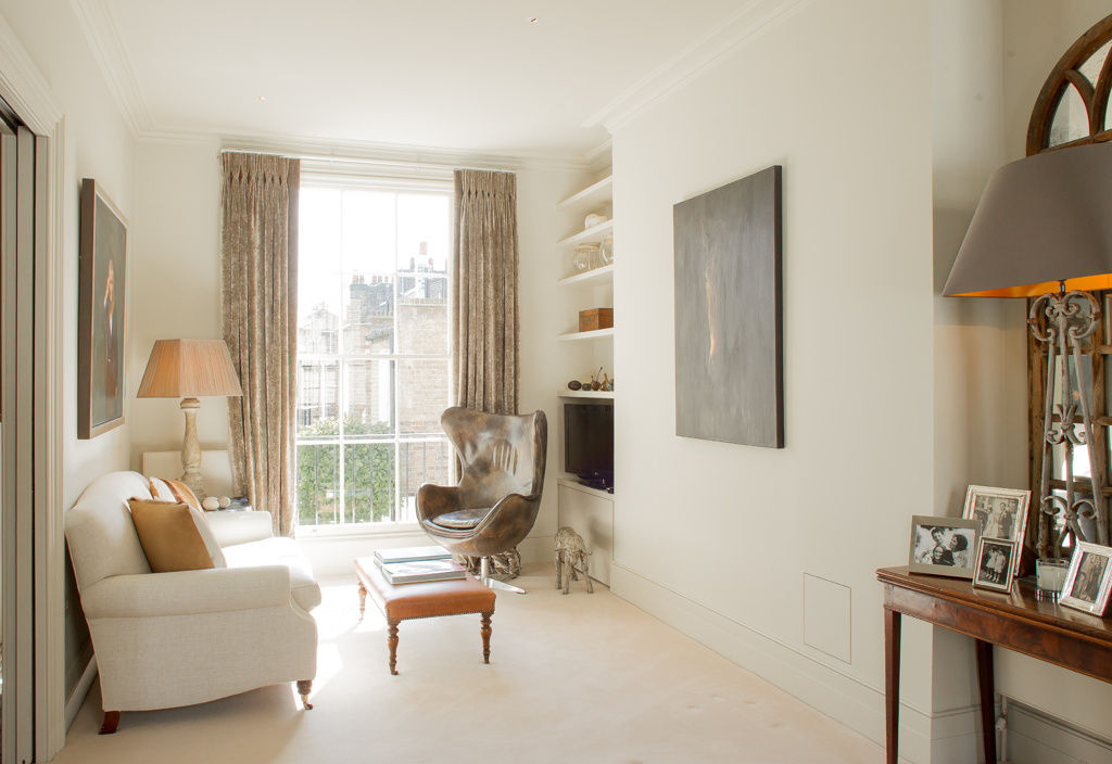 Living Room at the Chelsea House Nash Baker Architects Ltd Salones de estilo clásico