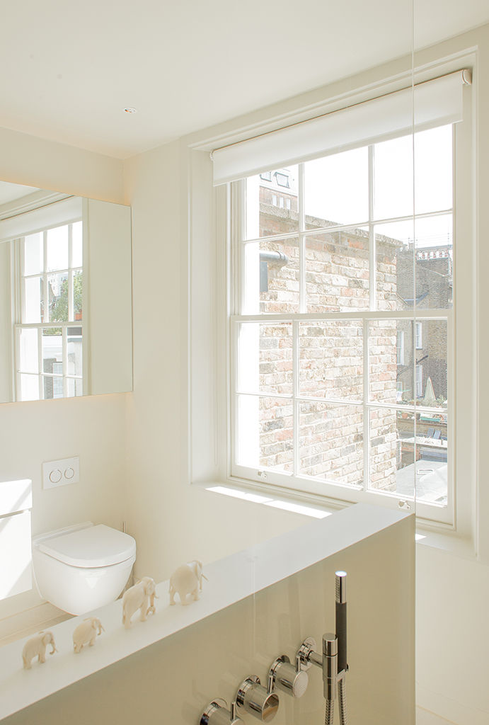 ​Bathroom at the Chelsea House Nash Baker Architects Ltd Baños de estilo moderno