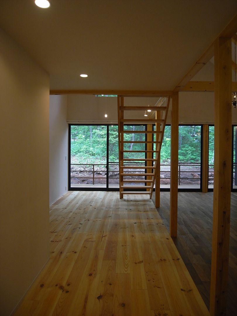 北軽井沢の週末住宅, Unico design一級建築士事務所 Unico design一級建築士事務所 Eclectic style corridor, hallway & stairs