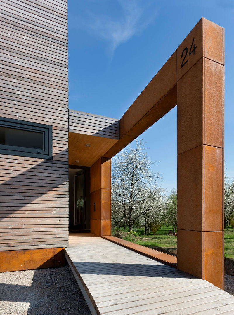 Cherry Blossom House (German Passivhaus), ÜberRaum Architects ÜberRaum Architects Modern corridor, hallway & stairs