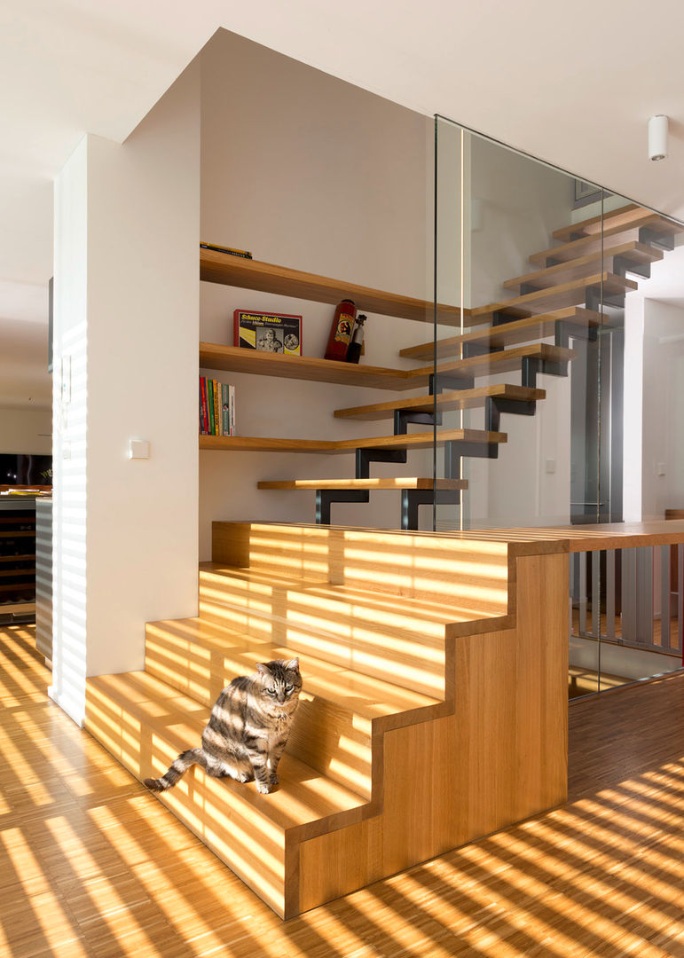 Cherry Blossom House (German Passivhaus), ÜberRaum Architects ÜberRaum Architects Modern corridor, hallway & stairs