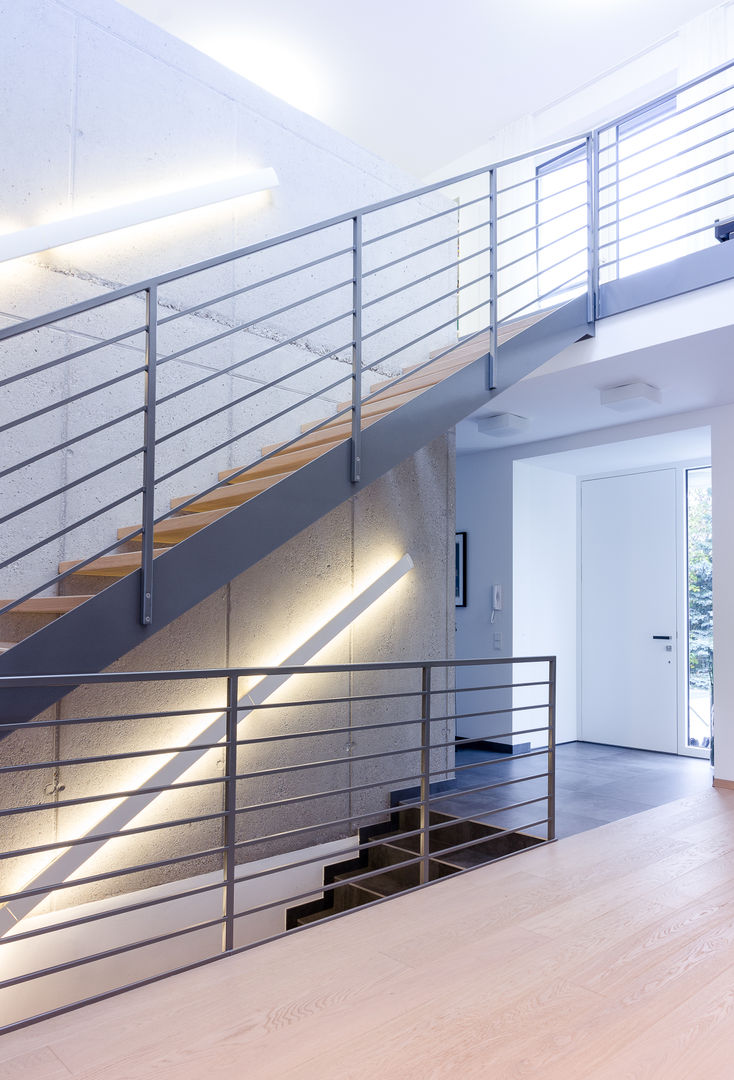 Wohnhaus in Siedlungslage, Österreich, STUDIO 54 Ziviltechniker GmbH STUDIO 54 Ziviltechniker GmbH Modern corridor, hallway & stairs