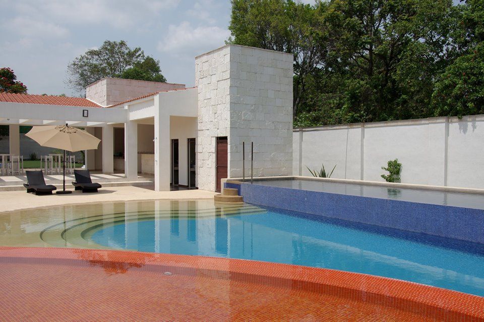 Bosques de Jiutepec, DYE-ARQUITECTURA DYE-ARQUITECTURA Garden Pool Limestone