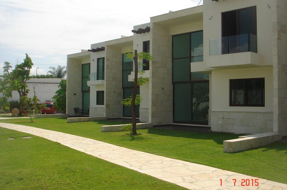 Bosques de Jiutepec, DYE-ARQUITECTURA DYE-ARQUITECTURA Casas unifamiliares Piedra