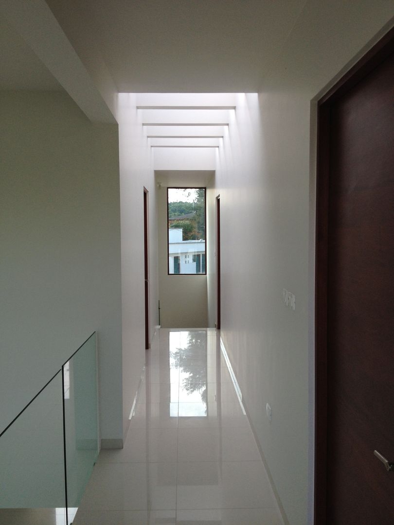 Bosques de Jiutepec, DYE-ARQUITECTURA DYE-ARQUITECTURA Minimalist corridor, hallway & stairs Tiles