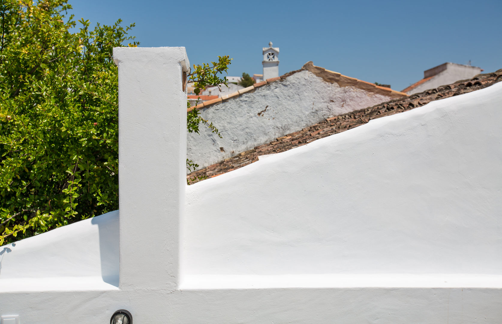 Casa do Largo homify Paredes e pisos modernos