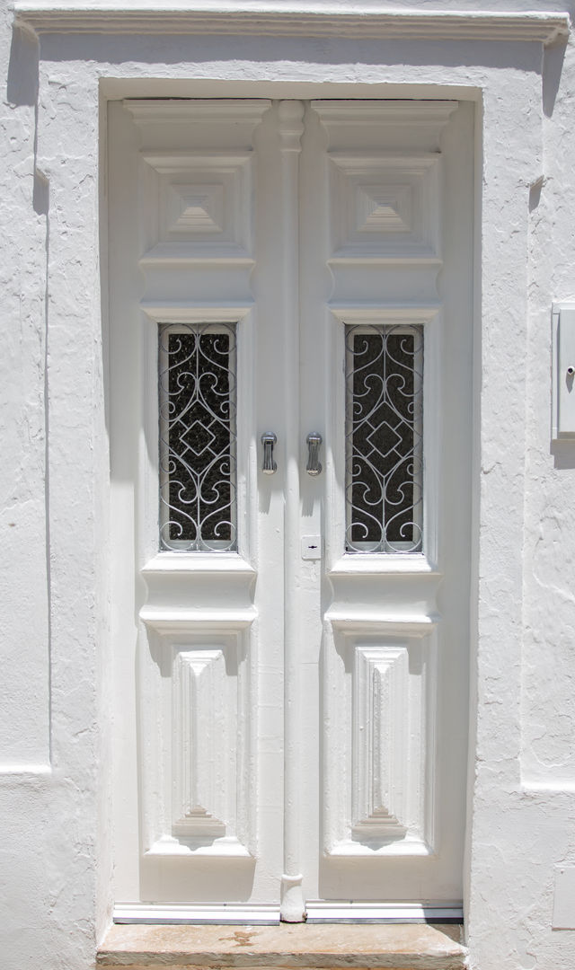 Casa do Largo homify Portas e janelas mediterrâneas