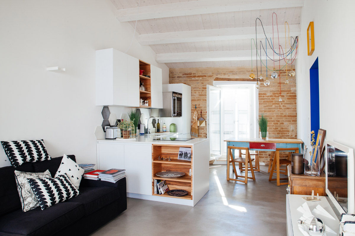 Casa Vitelli: Ristrutturazione di una casa unifamiliare privata, Ossigeno Architettura Ossigeno Architettura Mediterranean style living room