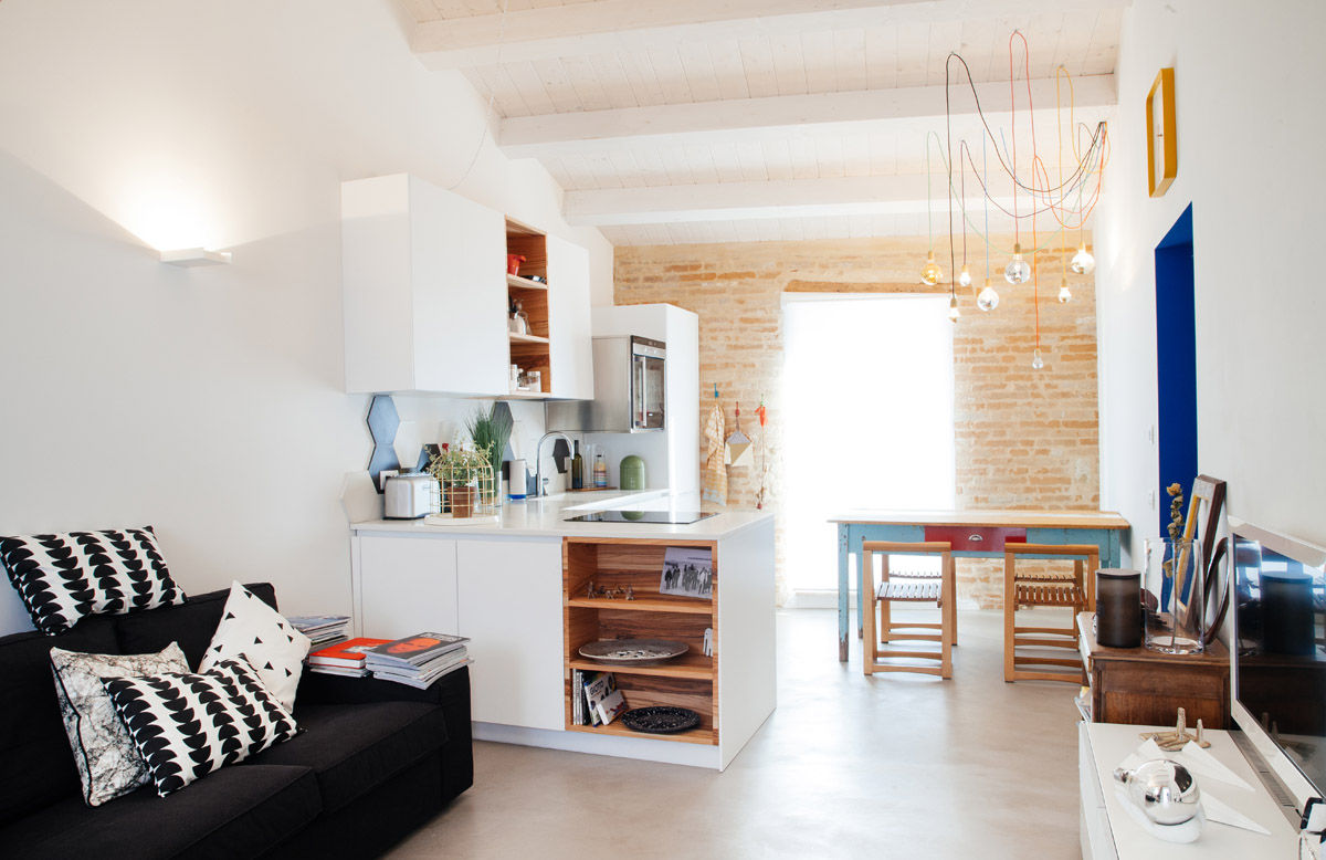 Casa Vitelli: Ristrutturazione di una casa unifamiliare privata, Ossigeno Architettura Ossigeno Architettura Livings de estilo mediterráneo