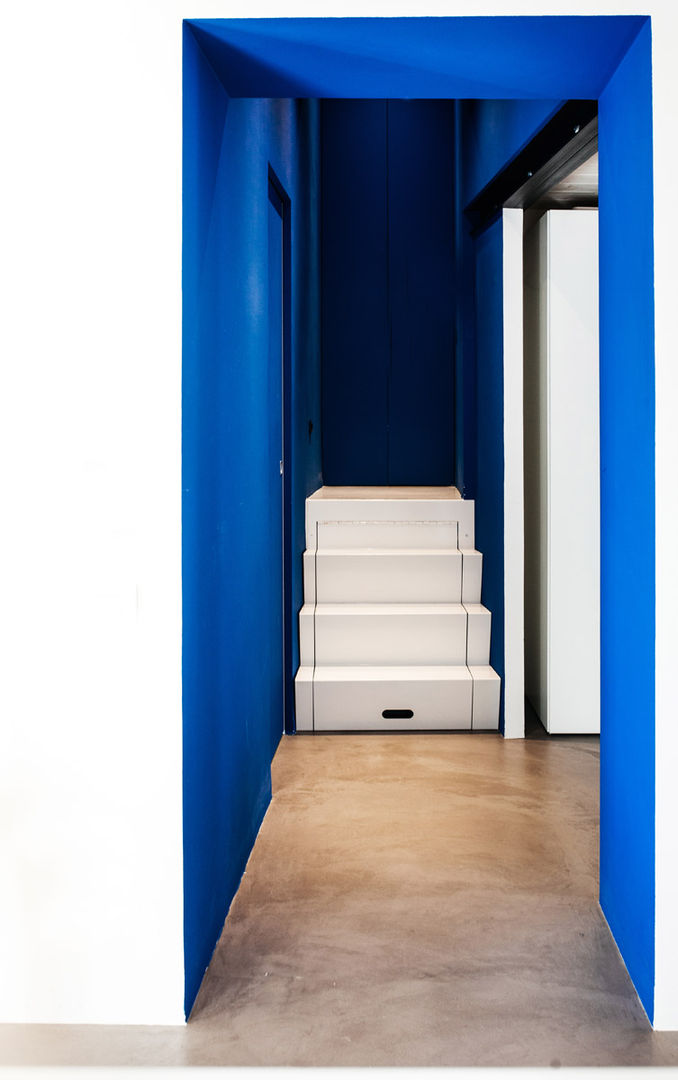 Casa Vitelli: Ristrutturazione di una casa unifamiliare privata, Ossigeno Architettura Ossigeno Architettura Mediterranean corridor, hallway & stairs