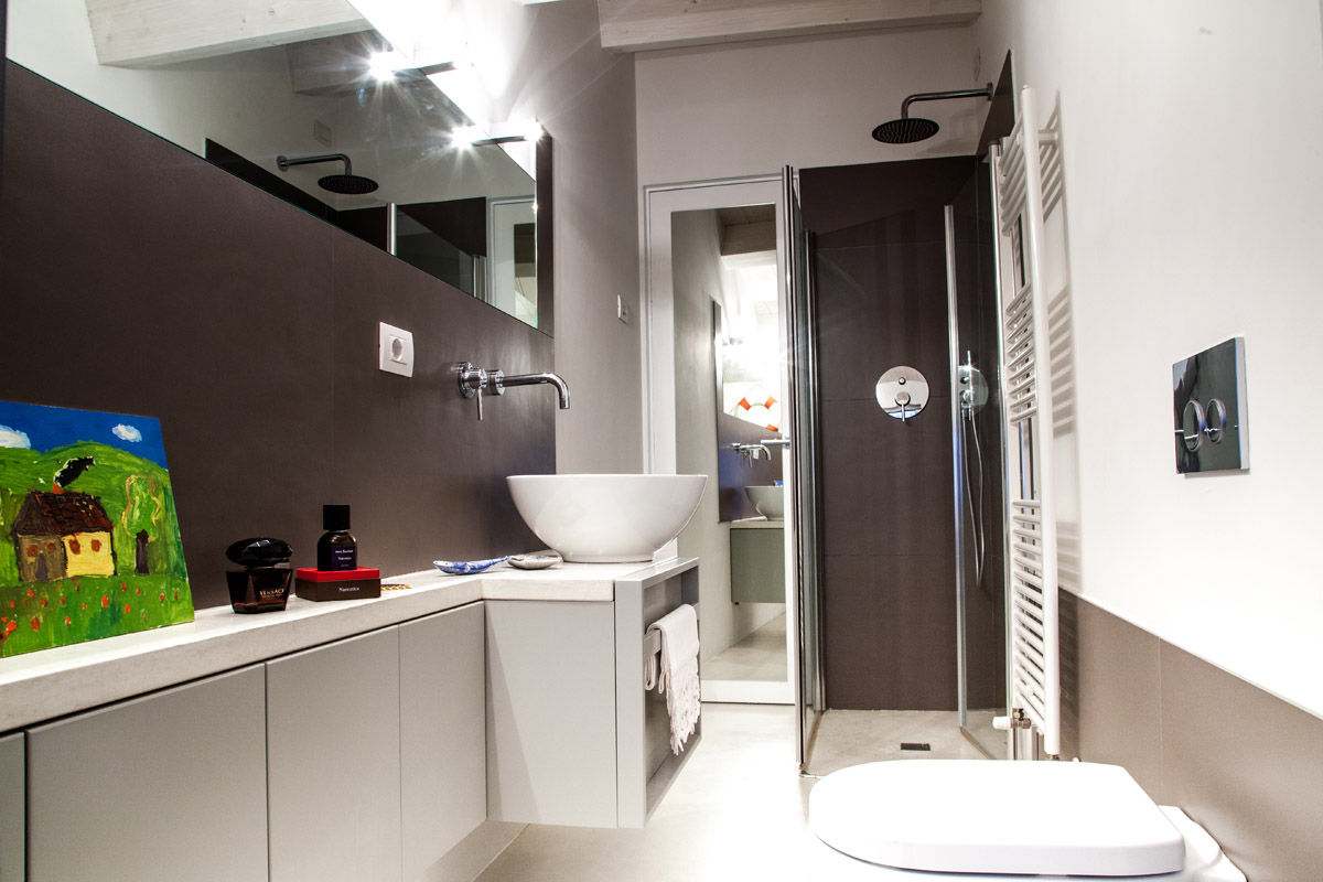 Casa Vitelli: Ristrutturazione di una casa unifamiliare privata, Ossigeno Architettura Ossigeno Architettura Mediterranean style bathrooms