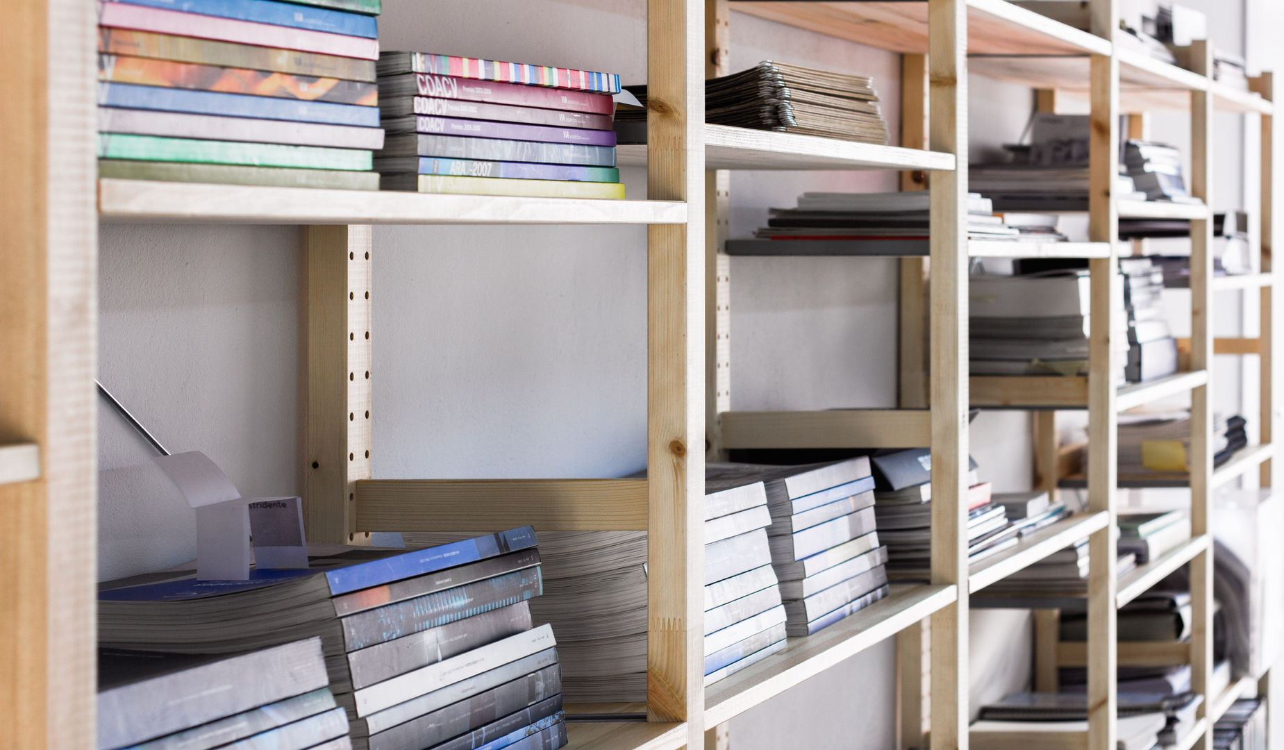 17 estanterías originales para organizar tus libros y decorar con