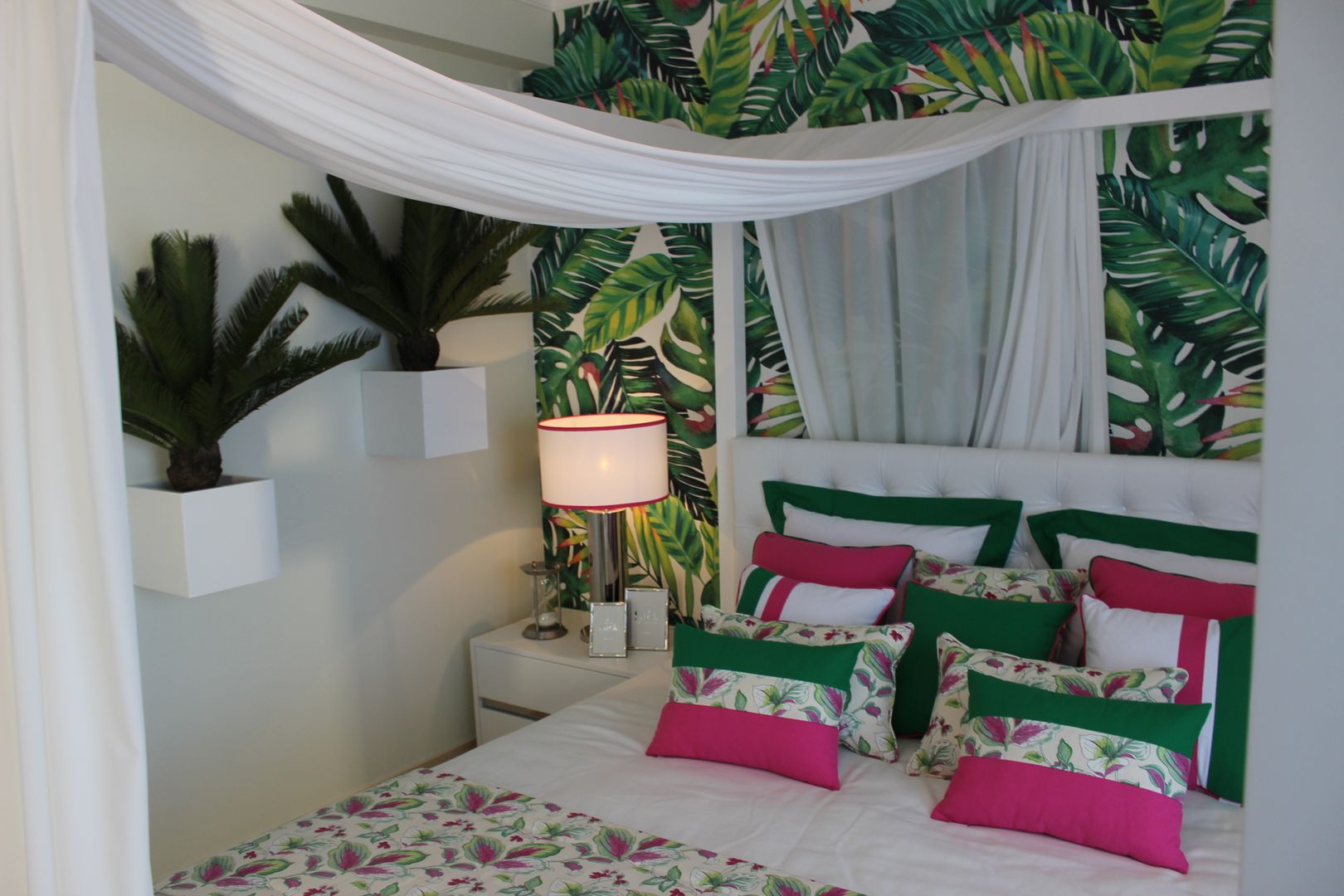 Quarto de Hóspedes "Cabana Tropical Verde e Fúcsia" By Andreia Louraço Design e Interiores, Andreia Louraço - Designer de Interiores e Exteriores (Email: atelier.andreialouraco@gmail.com) Andreia Louraço - Designer de Interiores e Exteriores (Email: atelier.andreialouraco@gmail.com) Egzotyczna sypialnia Tekstylia Złoty