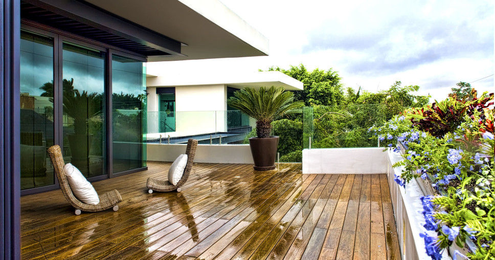 VISTA DE ROOF GARDEN EN RESIDENCIA JC-ROA AIDA TRACONIS ARQUITECTOS EN MÉRIDA, YUCATÁN, MÉXICO Balcones y terrazas modernos ROOFGARDEN,MÉRIDA,SUSTENTABLE