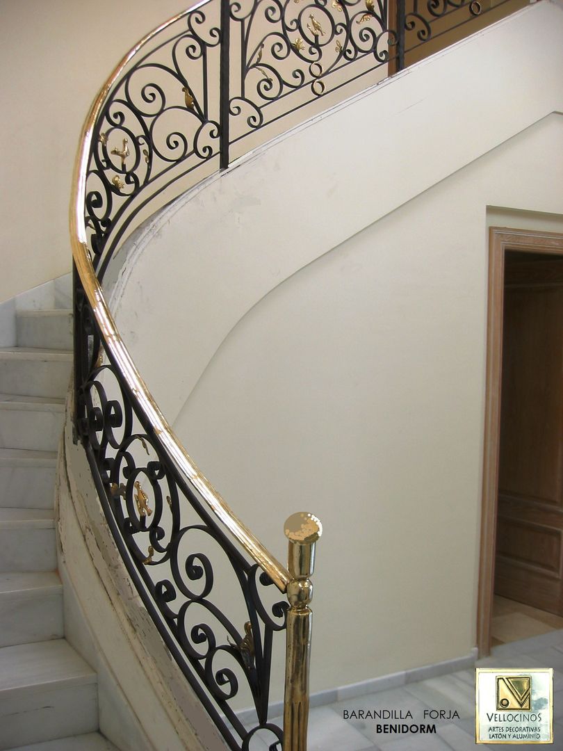 BARANDILLAS CON FORJA DE HIERRO O ALUMINIO, VELLOCINOS VELLOCINOS Modern Corridor, Hallway and Staircase Copper/Bronze/Brass