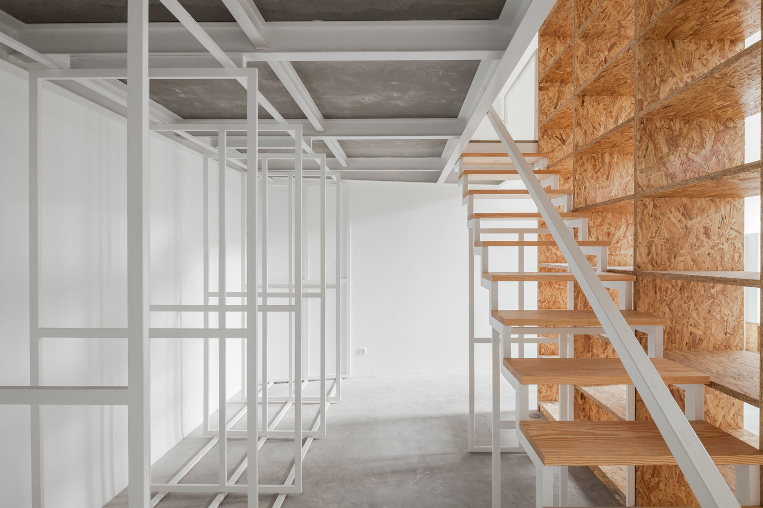 148 m2 de uma remodelação no centro do Porto, URBAstudios URBAstudios Minimalist study/office