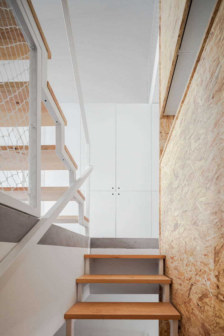 148 m2 de uma remodelação no centro do Porto, URBAstudios URBAstudios Minimalist corridor, hallway & stairs