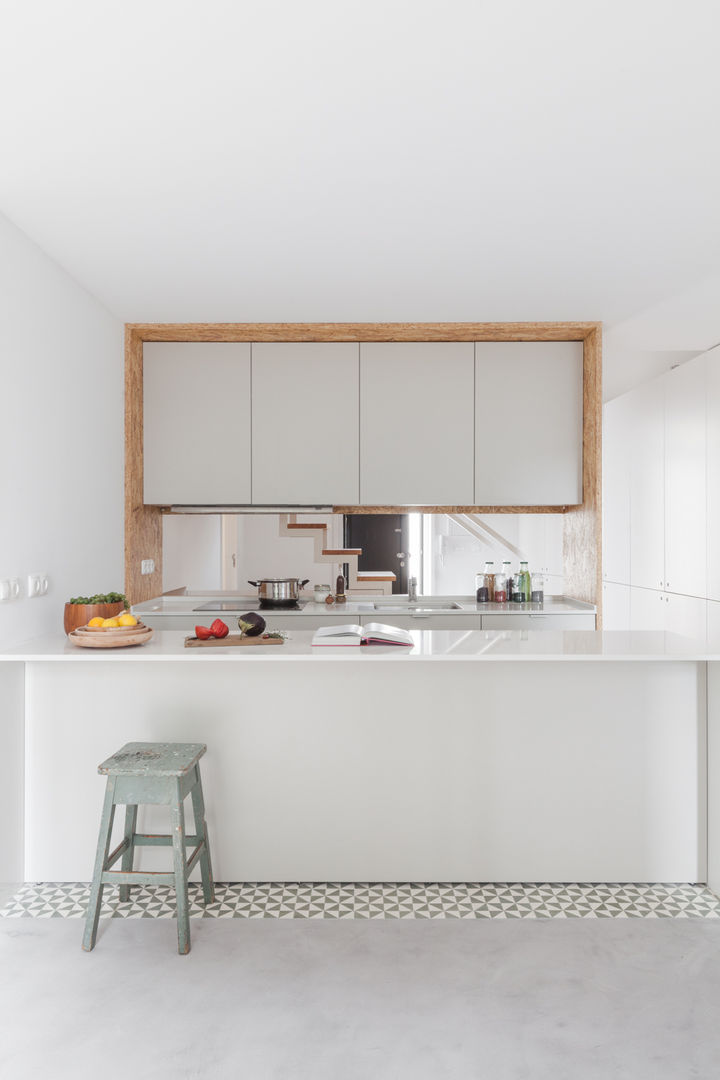 148 m2 de uma remodelação no centro do Porto, URBAstudios URBAstudios Cucina minimalista