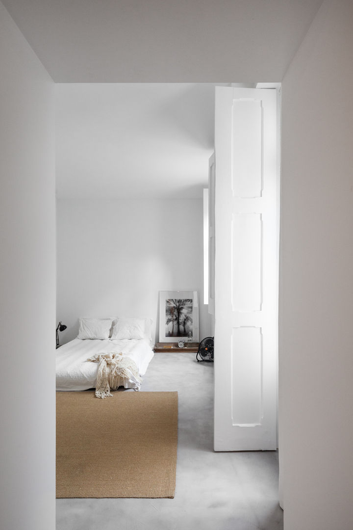 148 m2 de uma remodelação no centro do Porto, URBAstudios URBAstudios Camera da letto minimalista