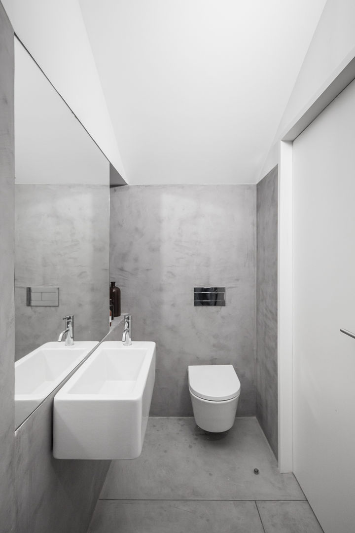 148 m2 de uma remodelação no centro do Porto, URBAstudios URBAstudios Bagno minimalista