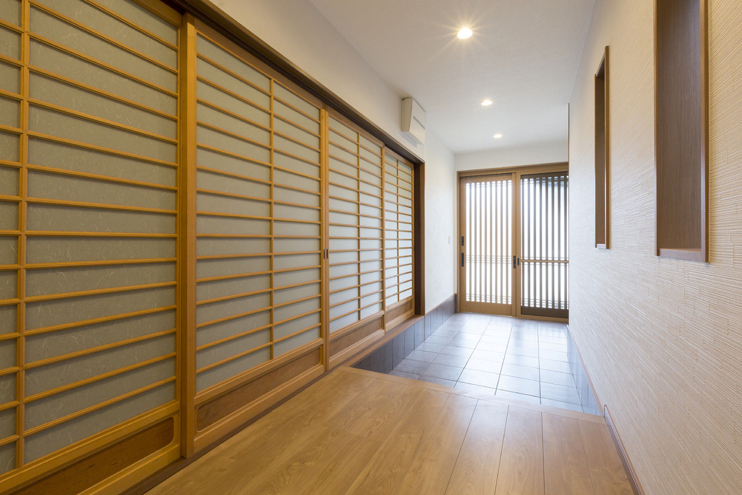 N邸 リフォーム, 株式会社 鳴尾工務店 株式会社 鳴尾工務店 Asian style corridor, hallway & stairs