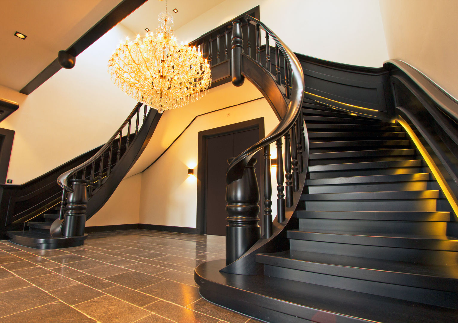 homify Classic style corridor, hallway and stairs