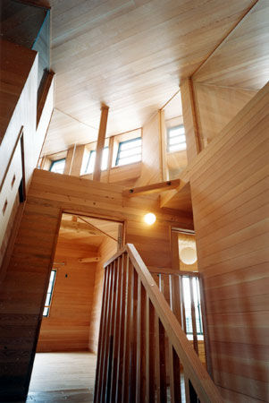 【階段室２階】 安達文宏建築設計事務所 カントリースタイルの 玄関&廊下&階段