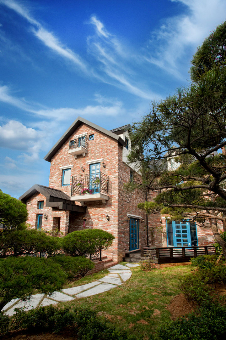 Blue windows, 국민대학교 국민대학교 Casas de estilo rural