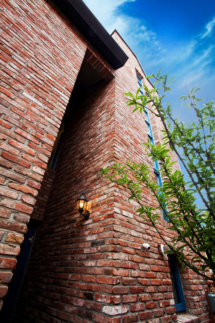 Blue windows, 국민대학교 국민대학교 Casas de estilo rural