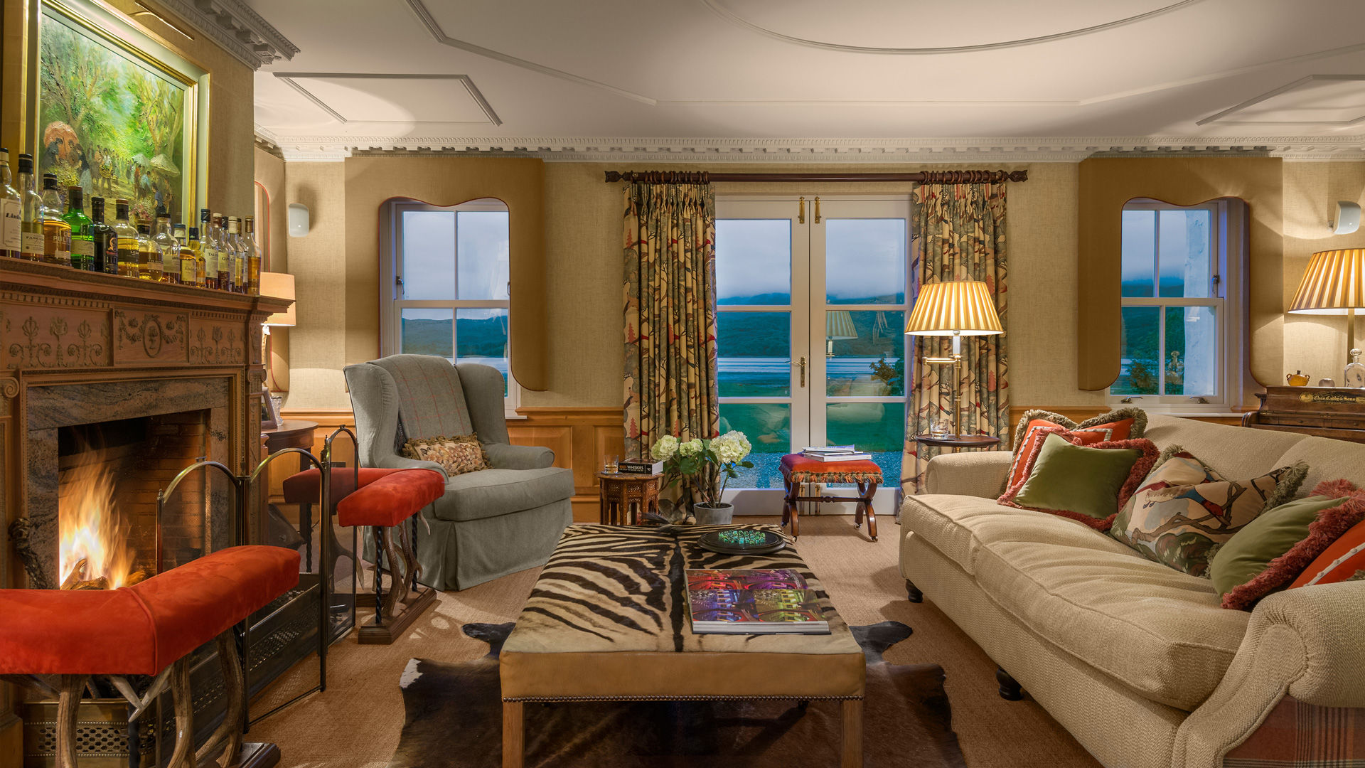 Livingroom Loch View homify Salas de estilo clásico