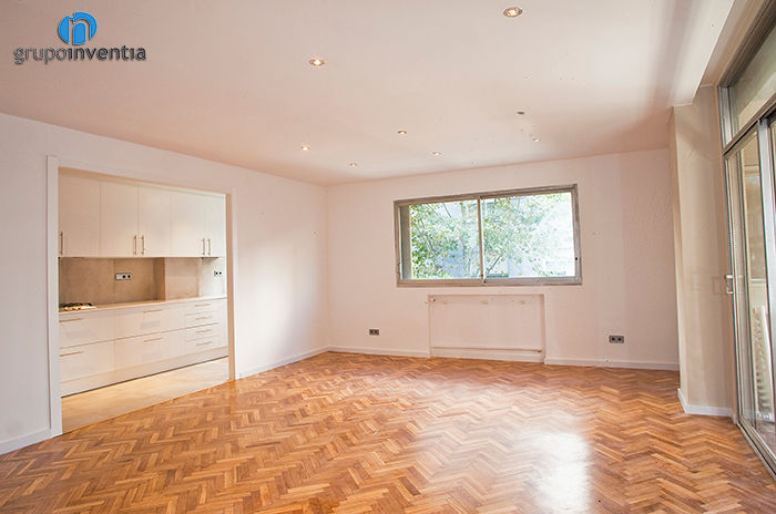 Salón con parquet Grupo Inventia Livings modernos: Ideas, imágenes y decoración Madera Acabado en madera