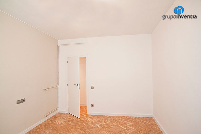 Dormitorio principal con parquet Grupo Inventia Cuartos de estilo clásico Madera Acabado en madera