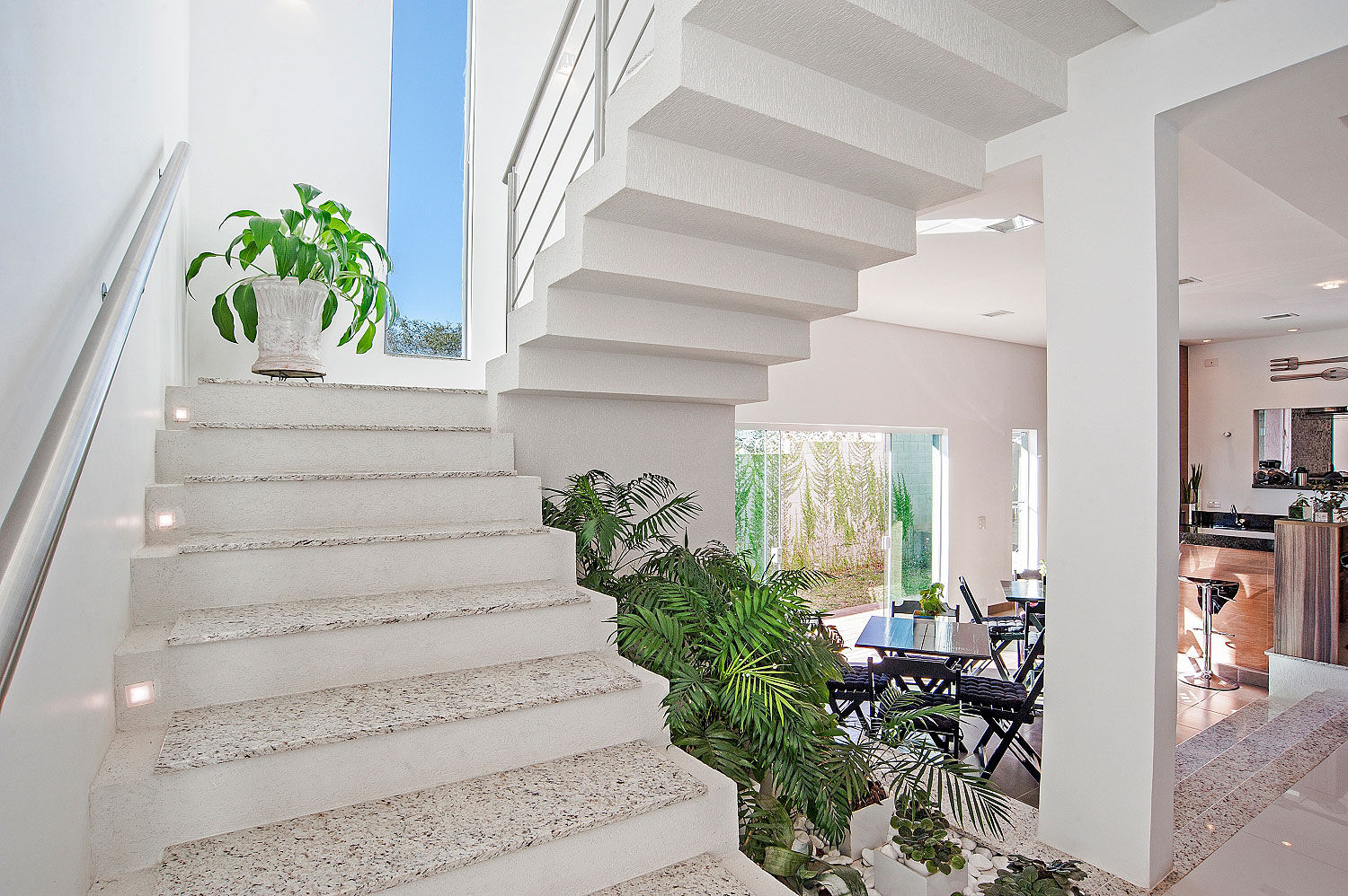 Casa 26, Patrícia Azoni Arquitetura + Arte & Design Patrícia Azoni Arquitetura + Arte & Design Modern corridor, hallway & stairs