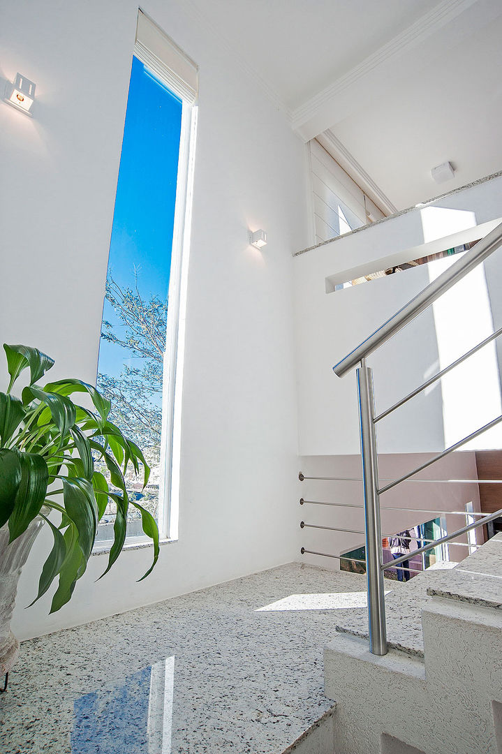 Casa 26, Patrícia Azoni Arquitetura + Arte & Design Patrícia Azoni Arquitetura + Arte & Design Modern corridor, hallway & stairs