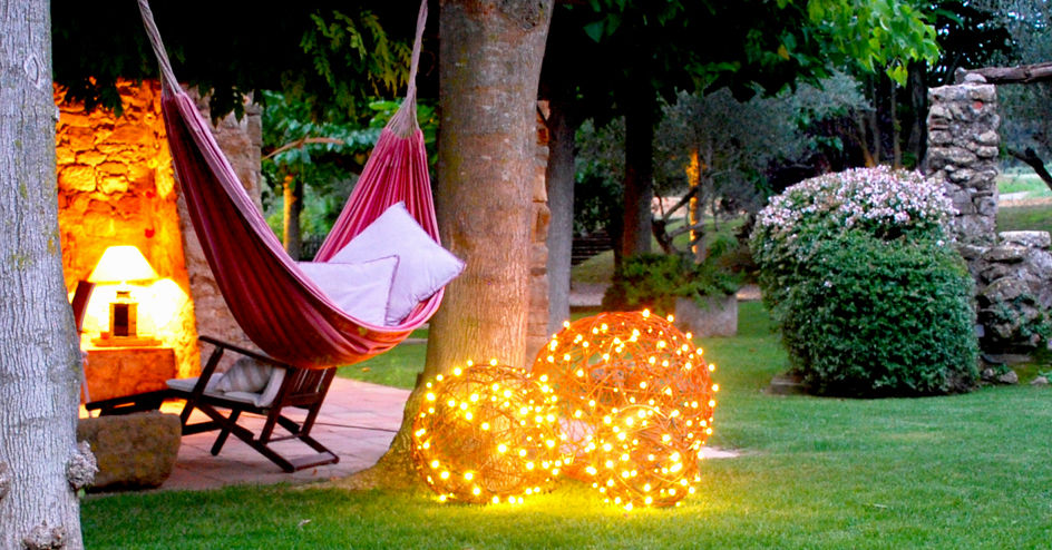 Bolas decorativas naturales con luz led. En el jardín. OutSide Tech Light Jardines de estilo rústico Iluminación