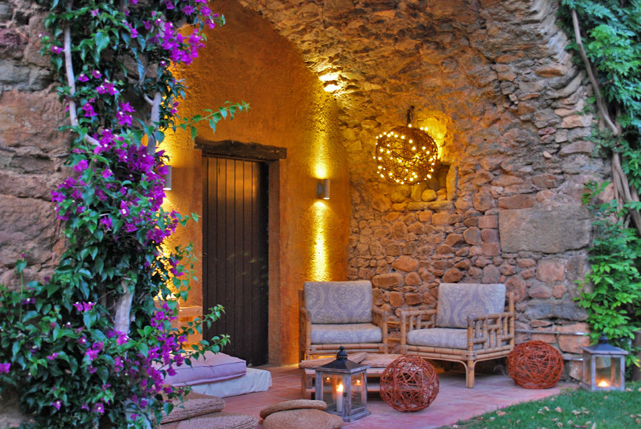 Decoración e iluminación exterior con aires vintage, OutSide Tech Light OutSide Tech Light Rustic style garden Lighting