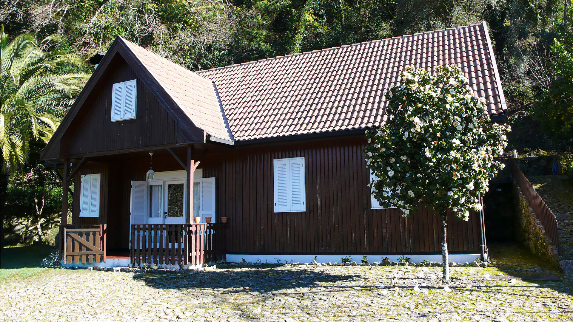 Casa no Gerês, LOFTAPM II DESIGN DEC INTERIORES LDA LOFTAPM II DESIGN DEC INTERIORES LDA Casas de estilo rural