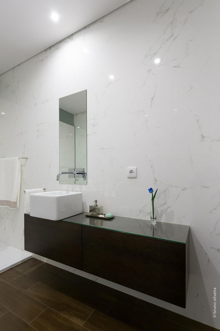 house 116, bo | bruno oliveira, arquitectura bo | bruno oliveira, arquitectura Modern bathroom سرامک