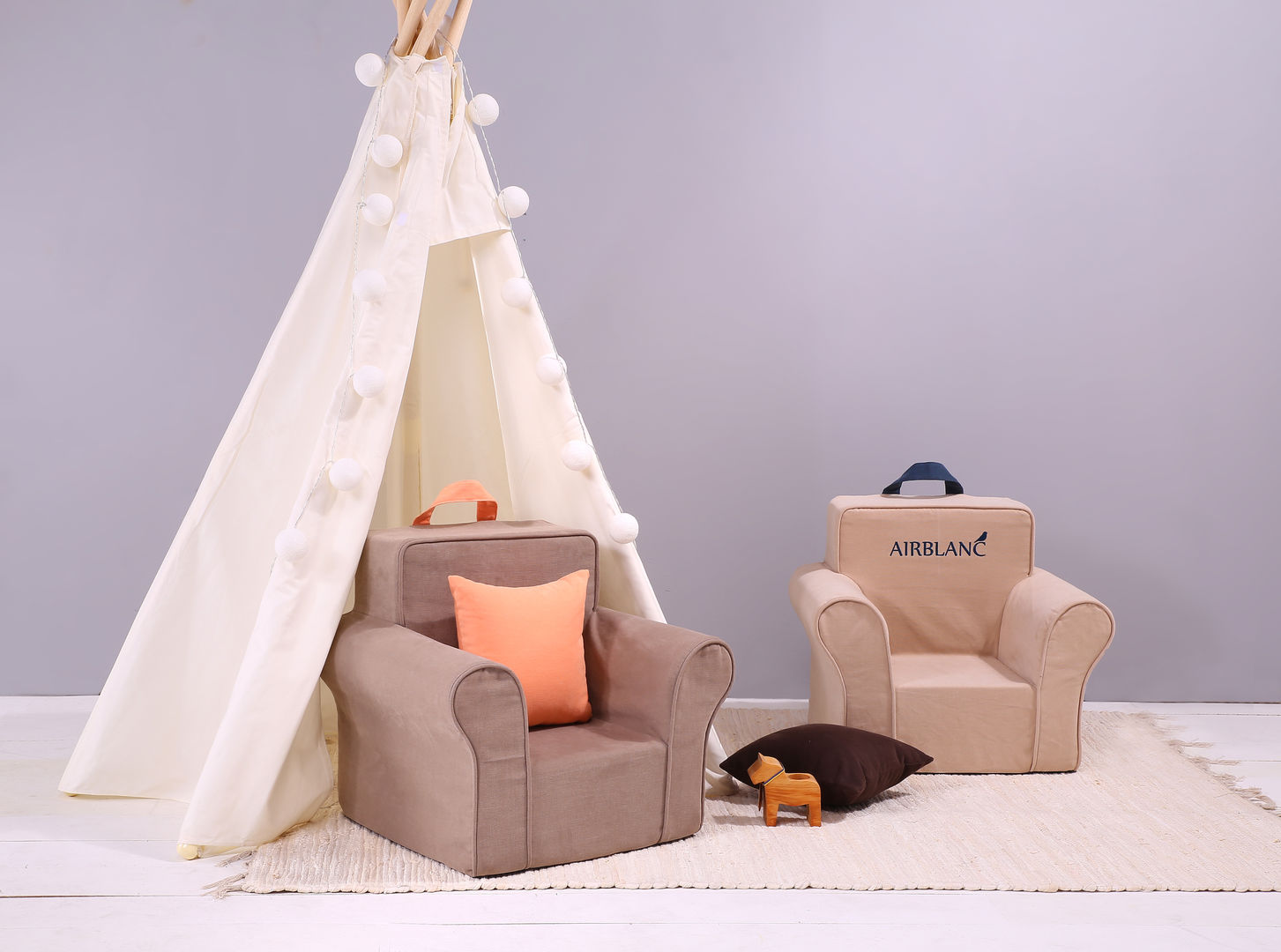 에어블랑 유아소파 <베이직솔리드>, AIRBLANC AIRBLANC モダンデザインの 子供部屋 机＆椅子